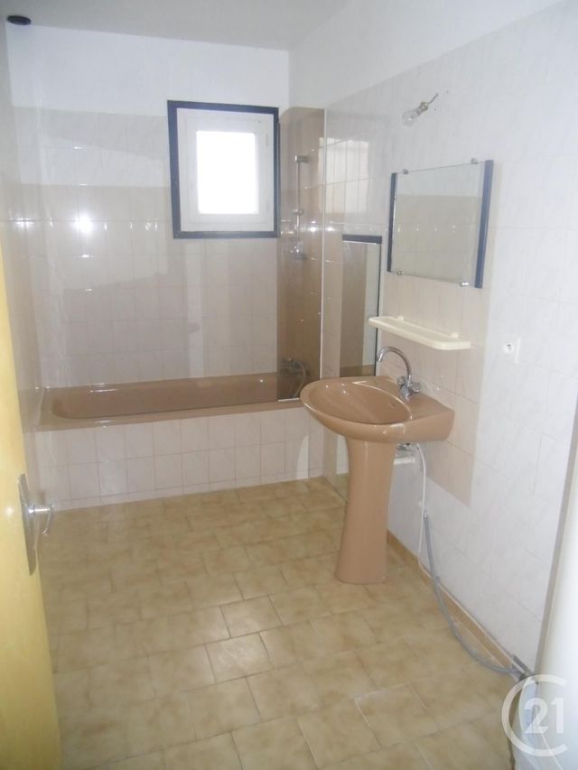 Appartement F4 à louer - 4 pièces - 74.0 m2 - PEZENAS - 34 - LANGUEDOC-ROUSSILLON - Century 21 Agi Immobilier