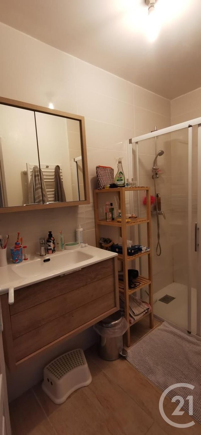 Appartement Remise à louer - 3 pièces - 70.0 m2 - ROUJAN - 34 - LANGUEDOC-ROUSSILLON - Century 21 Agi Immobilier