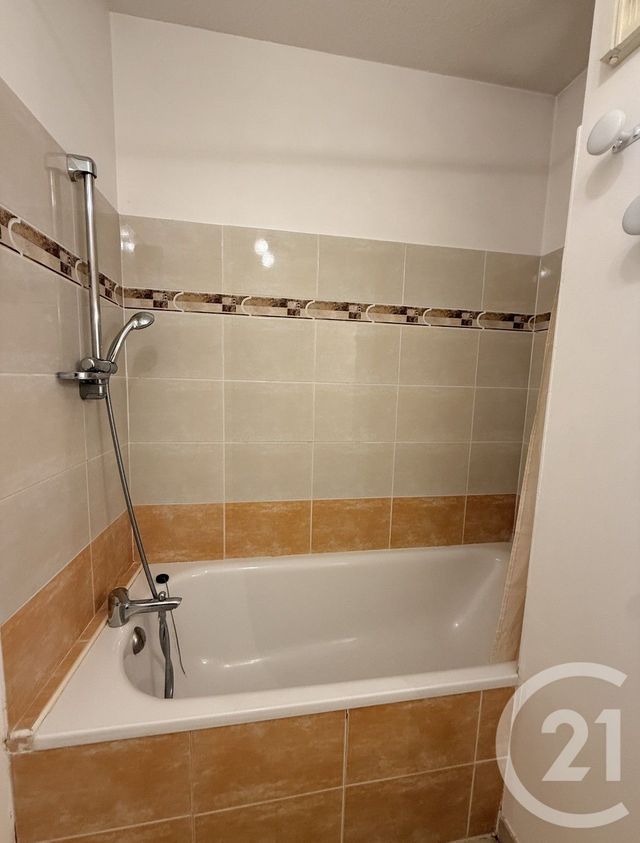 Appartement F2 à louer - 2 pièces - 54.08 m2 - PEZENAS - 34 - LANGUEDOC-ROUSSILLON - Century 21 Agi Immobilier