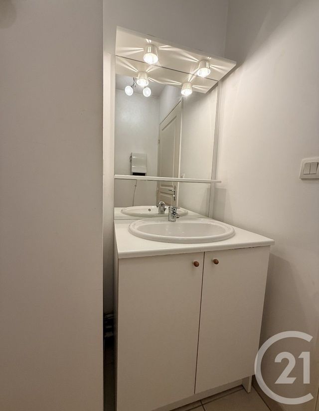 Appartement F2 à louer - 2 pièces - 54.08 m2 - PEZENAS - 34 - LANGUEDOC-ROUSSILLON - Century 21 Agi Immobilier